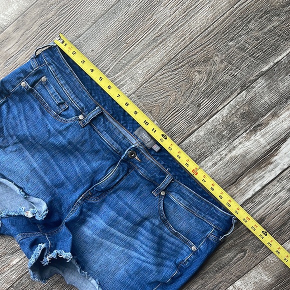 TORRID #FEEL THE FIT DENIM SHORTS, 22 - Picture 10 of 10